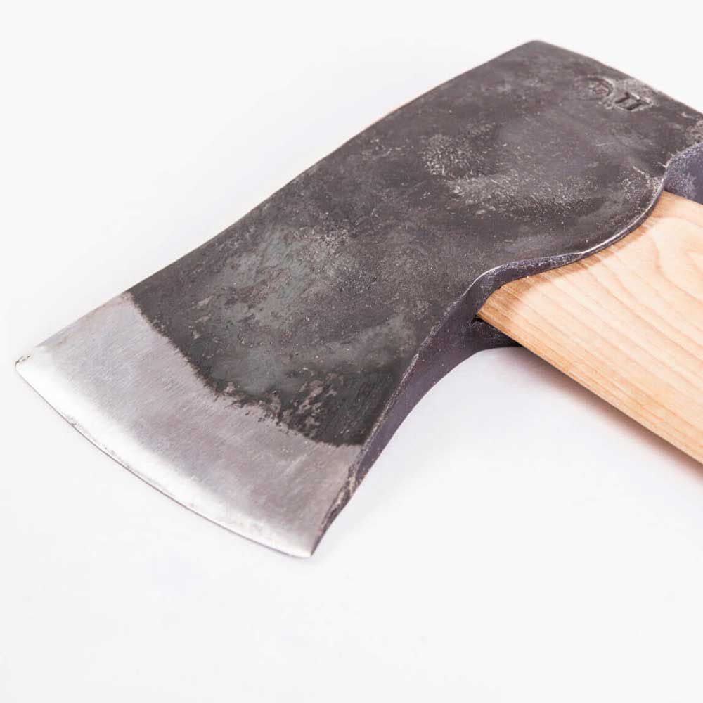 Shop the Gränsfors American Felling Axe at Mower City Albury, an authorized dealer. Ideal for traditional forestry, this heavy-duty 90 cm axe is built for felling large trees. Perfect for serious outdoor work and timber enthusiasts. head